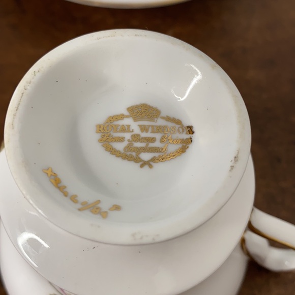 . Royal Windsor Tea Cup & Saucer Set - Fine Bone China - Made in England - Picture 4 of 6